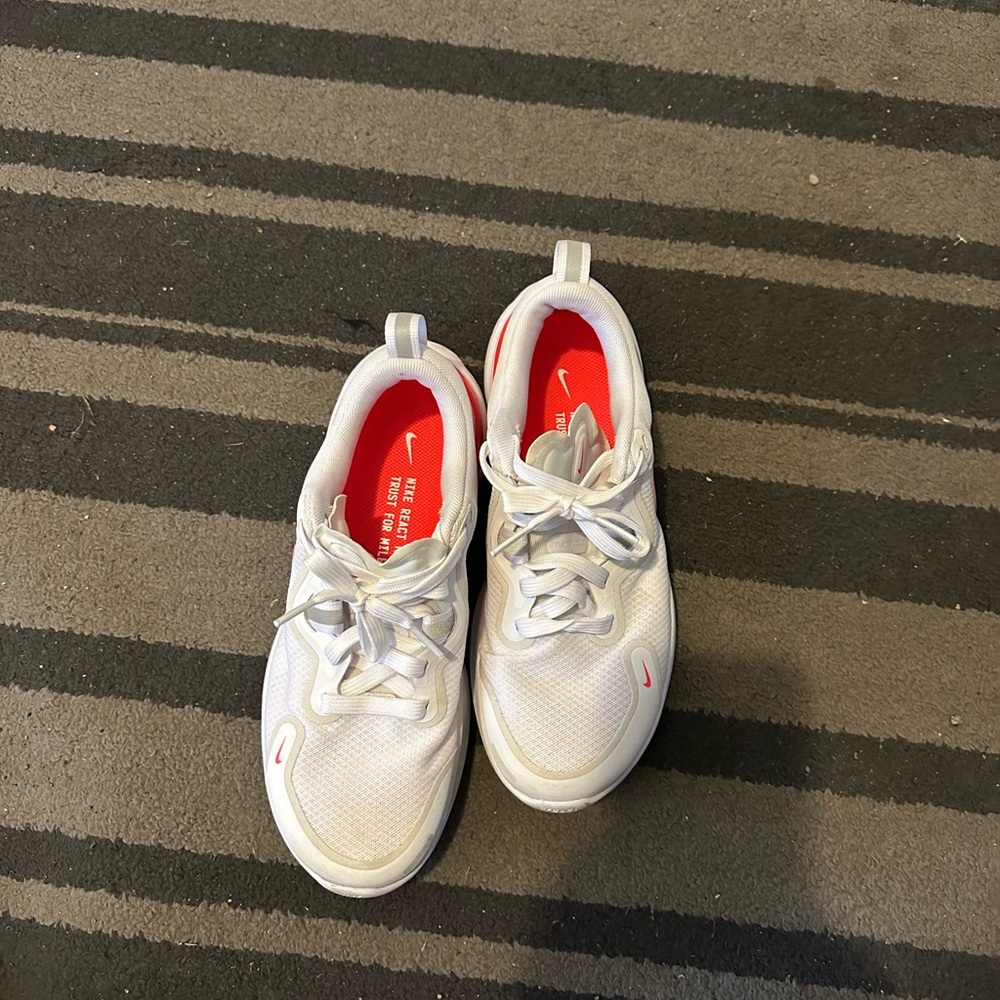 Nike woman 6.5 shoes